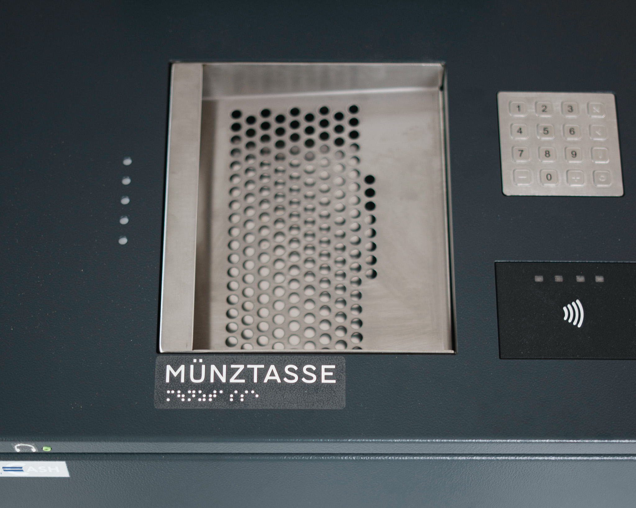 Münztasse, Tastatur, Brailleschrift